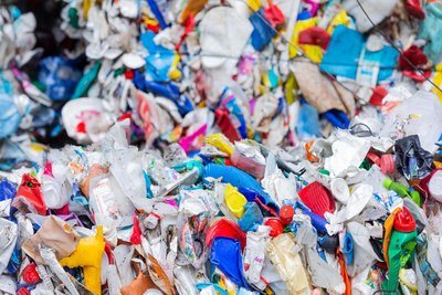 Auf der Welt wird mehr und mehr Plastik produziert. Vieles landet in der Umwelt, in den Meeren.