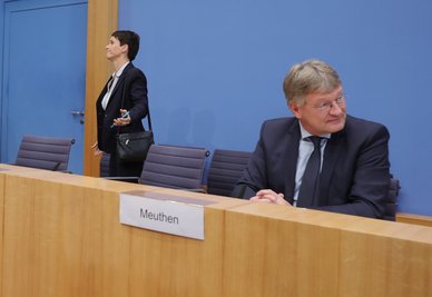 Frauke Petry verlässt die Bundespressekonferenz, während Jörg Meuthen in die andere Richtung schaut.