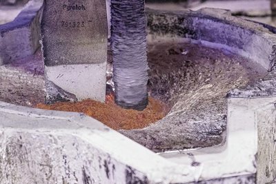 Aluminium ist das wichtigste Arbeitsmaterial des Unternehmens. 45 bis 50 Tonnen werden davon täglich gegossen - und gut gerührt.