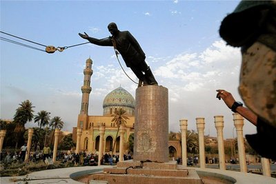 Am 9. April vor 20 Jahren: Eine Statue von Saddam Hussein auf dem Firdaus-Platz in der Innenstadt von Bagdad wird gestürzt. 