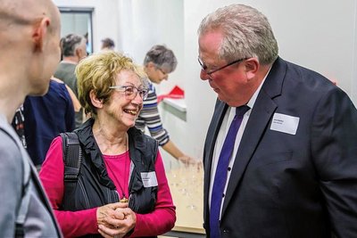 Annelore Wiesehütter ist die älteste Kursteilnehmerin der Volkshochschule Aue. Hier im Gespräch mit Jens Kaltofen, der die Volkshochschule im Erzgebirgskreis mit insgesamt sechs Standorten leitet. 