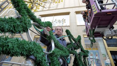 Im Stadtzentrum hat bereits das Dekorieren für die Adventszeit begonnen. So befestigten Werner Hofmann (vorn) und seine Kollegen am Dienstag Girlanden mit Beleuchtung an der Fassade der Einkaufs-Galerie Roter Turm.