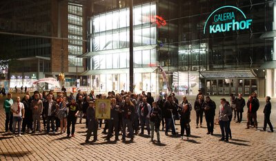 Anhänger von Die Partei begehrten am Sonntagabend Einlass ins Rathaus.