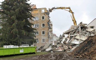 Auf der neuen Freifläche werden Parkplätze und Carports entstehen.