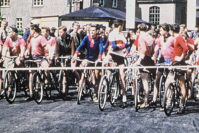 In den 1950er-Jahren gingen regelmäßig Radsportler aus Nah und Fern beim Rennen "Rund um die Hohe Esse" in Halsbrücke an den Start. Die 140 Meter hohe Halsbrücker Esse ist das Wahrzeichen der Gemeinde . 