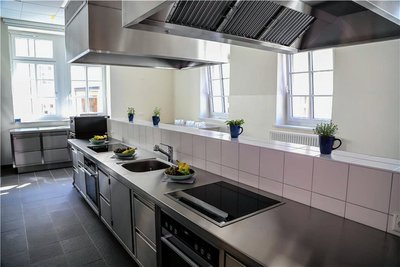 Das neue Gebäude hat einiges zu bieten, so auch eine Küche. Dazu kommen sechs Unterrichtsräume, ein Kreativraum sowie Büros für die Mitarbeiter. 
