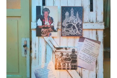 Fotos und handschriftliche Aufzeichnungen ergänzen Gesprochenes.