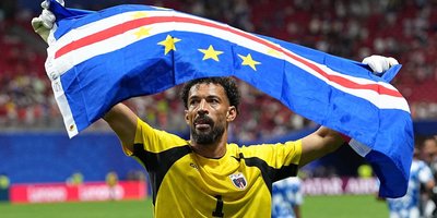 Vozinha feiert mit der Flagge von Kap Verde.