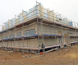 Der Rohbau für die neue Sporthalle in Niederbobritzsch ist fertiggestellt. Nun beginnen die Innenarbeiten. 