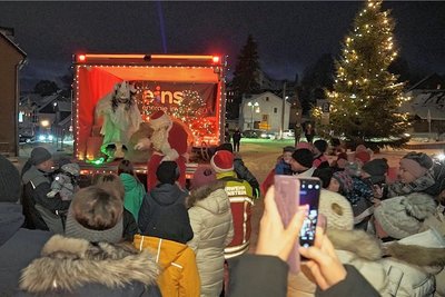 Wo immer die kleine Kolonne stoppte, liefen die Menschen zusammen, auch hier am Sächsischen Platz in Bärenstein. 