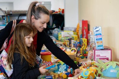 Sylvi Wendler aus Lunzenau, hier mit ihrer Tochter, kam zum ersten Mal zum Flohmarkt.