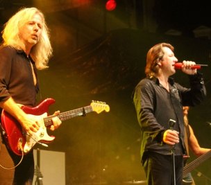 
              <p class="artikelinhalt">Die Rocker von Karat mit Frontmann Claudius Dreilich (rechts) und Gitarrist Bernd Römer sorgten am Samstagabend für den Höhepunkt des Crimmitschauer Marktfestes. Thomas Michel</p>
            