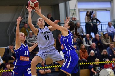Im Spiel gegen Neuss versucht sich die Chemnitzerin Lucile Peroche (M.) gegen Leonie Schütter (r.) und Charlotta Ellenrieder durchzusetzen.