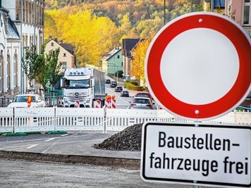 Wegen der Erneuerung der Fahrbahndecke auf der B 173 in Flöha ist diesogenannte Schulbergkreuzung zum Nadelöhr geworden.