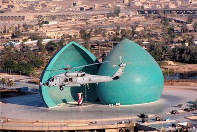 Ein US-Hubschrauber Ende November 2003 in Bagdad, der von einem Kampfeinsatz zurückkehrt.