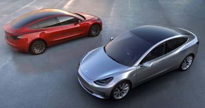 Mit dem Elektroauto Modell 3, das Ende 2017 auf den Markt kommen soll, will Tesla die Mittelklasse erobern. Mehr als 400.000 Vorbestellungen gibt es bereits. Deshalb denkt Tesla-Chef Elon Musk jetzt auch über eine Batteriezellenfabrik in Europa nach.