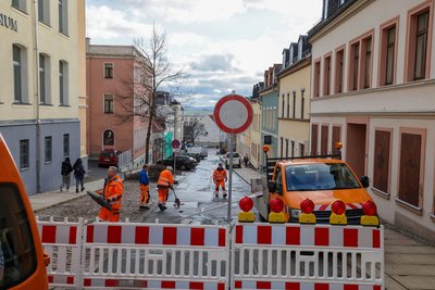 Durch das austretende Wasser eines Rohrbruchs wurde auf der Schulstraße die Asphaltdecke angehoben.
