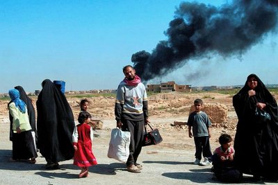 Eine irakische Familie flieht am 11. April 2003 aus Bagdad nach dem Einmarsch der US-Truppen. 
