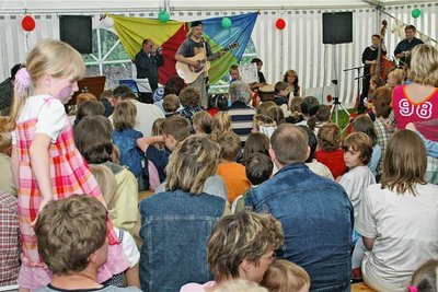 Musikalisch geht es am Samstag auch im Zelt im Garten der Musikschule nahe dem Werdauer Stadtpark zu.