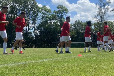 Erwärmung des FSV Zwickau in Grüna zum Testspiel im Wiesengrund.