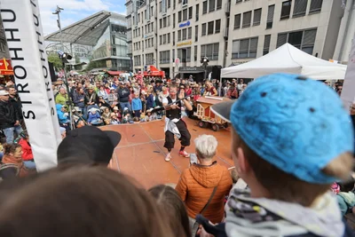 Zahlreiche Zuschauer waren am Samstag in der Chemnitzer Innenstadt unterwegs.
