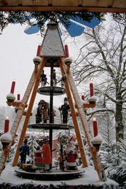 Die Pyramide von der Rodewischer Schlossinsel ist ausgemustert. Erhard Seifert und Karl Renger vom Museum haben sie gebaut. 