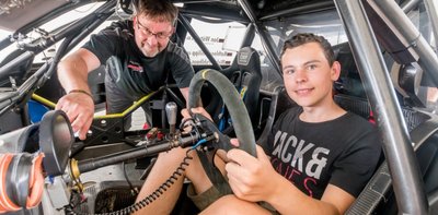 Mechaniker Ingo Nicklaus erklärt Sebastian Köhler vor seiner Mitfahrt die verschiedenen Anzeigen und Instrumente des PS-Boliden. Der 15-Jährige war an einem Hirntumor erkrankt. Den Renntag erlebt er gemeinsam mit MutterKatrin, Bruder Dominik (7) und Großvater Bernd Meier.