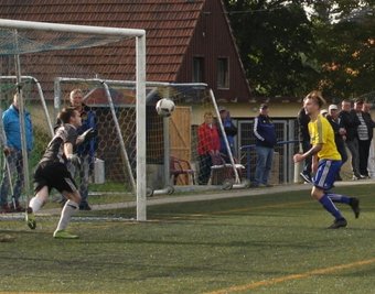 Christopher Zehmisch (r.) und der SV Waldenburg überwanden Traktor-Torwart Marc Zappek dreimal. 