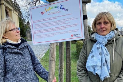 Ilona Zuk (links) und Silke Hudek vom Ambulanten Hospizdienst in Oelsnitz haben die Ausstellung "Die Farben der Trauer" in den Altkreis Stollberg geholt. Hier stehen sie vor einer der Tafeln zur Farbe Rot. 