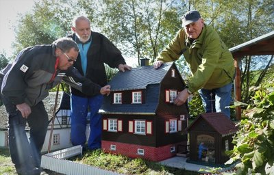 Feinschliff kurz vor der Einweihung: Jürgen Albert, Hartmut Lehmann und Günter Müller (v. l.) legen noch ein letztes Mal Hand an. 