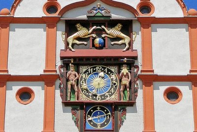 Die Kunstuhr am Renaissancegiebel des Alten Rathauses Plauen. 