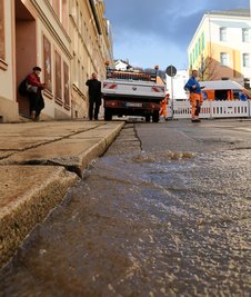 Durch das austretende Wasser eines Rohrbruchs wurde auf der Schulstraße die Asphaltdecke angehoben.