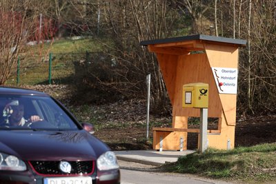 Insgesamt drei solche neuen Mitfahrbänke wurden in Rödlitz aufgestellt, außerdem wird eine vorhandene Schutzhütte genutzt.