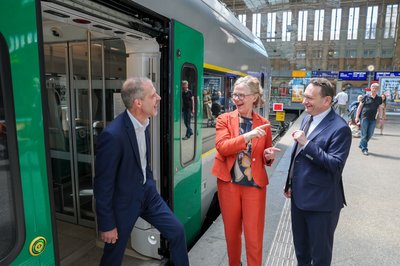 Vor der Abfahrt nach Chemnitz: Der Konzernbevollmächtigte der Deutschen Bahn für die Region Südost, Martin Walden, Sachsens Infrastrukturministerin Regina Kraushaar (CDU) und Ulrich Lange (CSU), Parlamentarischer Staatssekretär beim Bundesminister für Verkehr, im Leipziger Hauptbahnhof. 