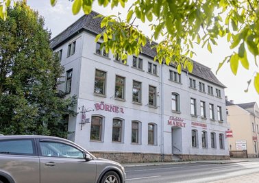 Wird ab Oktober aus dem Ortsbild von Ellefeld verschwinden: das Gebäude des Ellefelder Marktes. Für das geplante Bürgerzentrum wird das Gebäude nicht saniert, sondern stattdessen ein Neubau errichtet.Foto: David Rötzschke