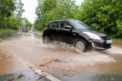 Starkregen spülte Schlamm von Feldern auf angrenzende Straßen.