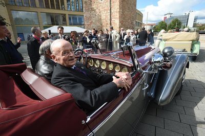 Im Beisein des früheren VW-Vorstandsvorsitzenden und Chemnitzer Ehrenbürgers Carl H. Hahn ist am Roten Turm eine sogenannte "Denk-Mal-Platte" für Carl Hahn sen. (1894-1961) enthüllt worden.