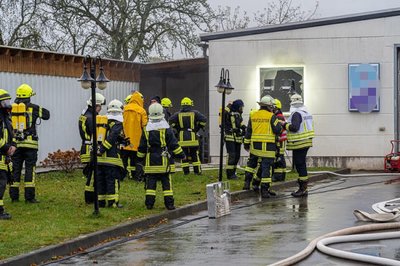 Rund 75 Feuerwehrleute rückten am Samstagmorgen nach Wildenau aus, wo es in der Halle einer Kfz-Werkstatt brannte.