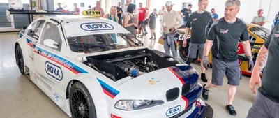 Vor der ersten Ausfahrt herrscht Stress für die Mechaniker-Crew: Alle Komponenten des BMW V8 Star werden zum Teil mehrfach kontrolliert.