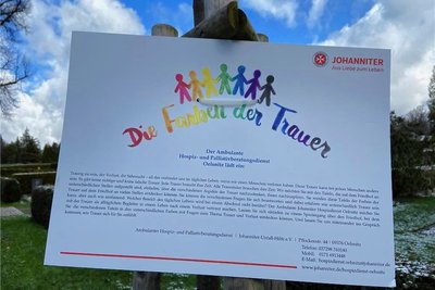 Am Eingang der Friedhöfe haben die Johanniter eine Tafel mit ihren Angeboten an Trauernde angebracht. 