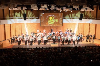 Im ausverkauften Carlowitzsaal feierten die Akkordeon Harmonists unter Leitung von Volkmar Thermer ihr 30-Jähriges Bestehen mit einem Jubiläumskonzert.