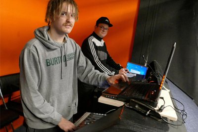 Um den Sound und die Aufnahmen im Studio kümmert sich Richard Kaden (vorn), vielen Freunden besser bekannt als Shishard.