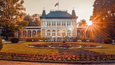 Das Königliche Kurhaus im Herbst. 