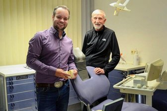 85-jähriger Zahnarzt übergibt Praxis in Auerbach: Warum sein Nachfolger die Praxis für neun Monate schließt - Im Herbst war Andreas Skibinski (rechts) noch guter Dinge, seine Praxis problemlos an Dr. Jan-Philipp Kunze weitergeben zu können. Doch nun entsteht eine nicht geplante Pause bis zur Wiedereröffnung.