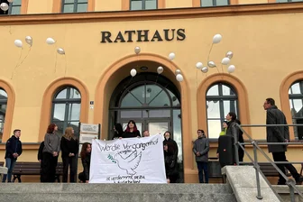 85 Jahre Reichspogromnacht: Was Reichenbacher Schüler dem Vergessen entgegensetzen - Die Zehntklässler aus dem Profilkurs Gesellschaftswissenschaften des Goethe-Gymnasiums Reichenbach setzten am 85. Jahrestag der Reichspogromnacht ein Zeichen: Wer die Vergangenheit vergisst, ist verdammt, sie zu wiederholen. Dazu stiegen weiße Luftballons vorm Rathaus auf.