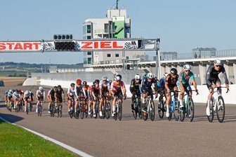85. Radrennen um den Sachsenring: Zwei Youngster machen den Sieg in der Eliteklasse unter sich aus - Beim Jedermann-Rennen am Sonntagvormittag kämpften 70 Fahrer um den Sieg.
