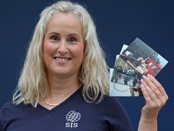 Constanze Zörnweg mit den Fotos, die 2002 bei einem London-Besuch entstanden sind. 