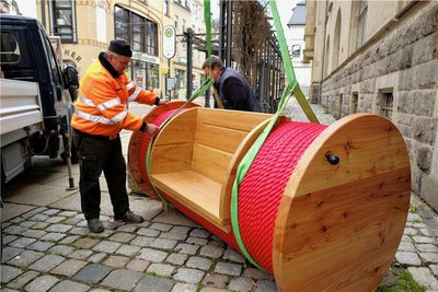 Mitarbeiter des Bauhofs beim Aufbau der Garnrollenbänke im April 2022 in der Zwickauer Straße.