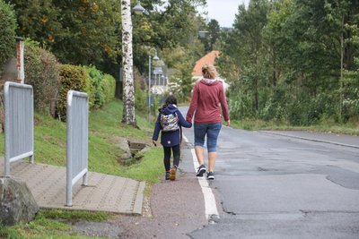 Die Kreisstraße vor der Kita Lichtenwalde wird ausgebaut. Sie bekommt auch einen Fußweg.