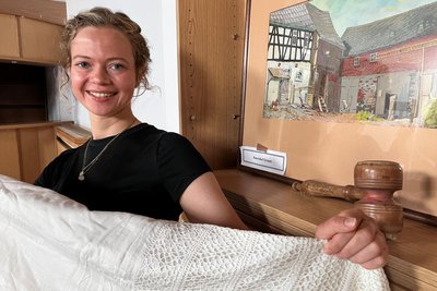Marie-Theres Müller, Brockaus Ortsvorsteherin, hat auch viele Exponate für die Ausstellung zusammengesammelt.
